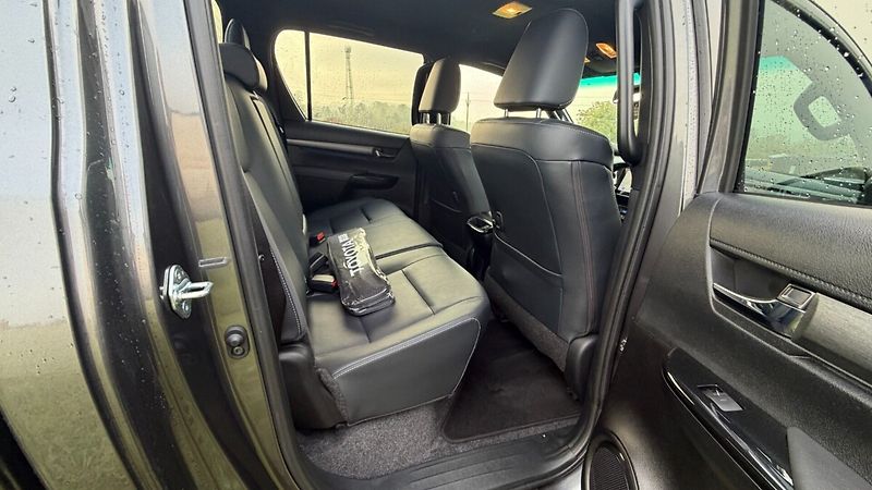 Toyota Hilux AT INVINCIBLE - fotka 19 z 23