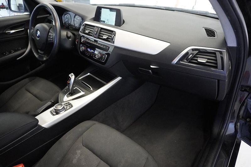 BMW Řada 1 118i 1.5 AUTOMAT - fotka 26 z 27