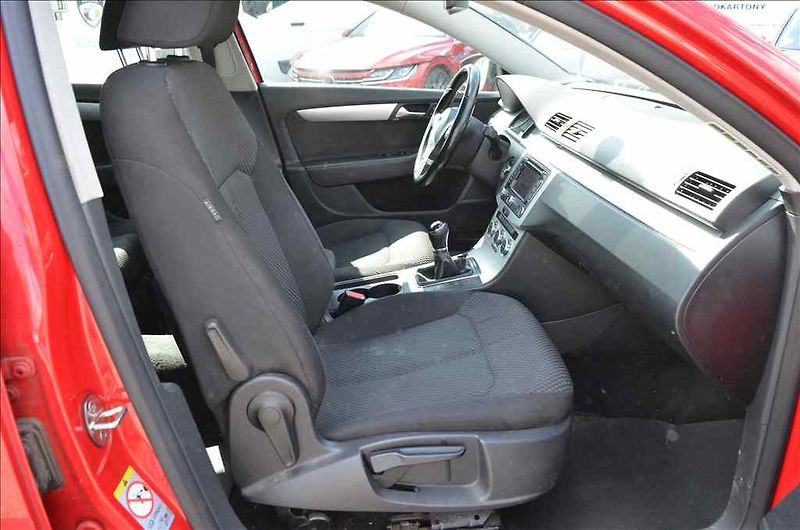 Volkswagen Passat (2012) VARIANT 1,6 TDI - fotka 21 z 24