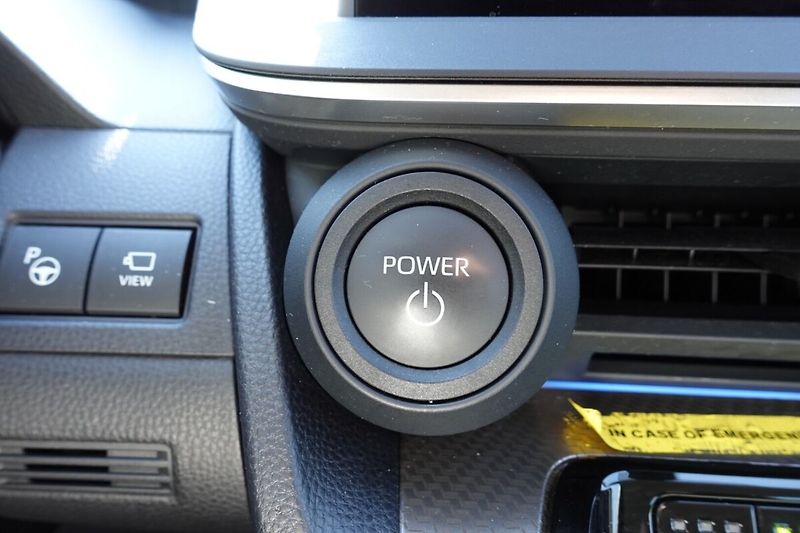 Toyota Prius 2.0 PHEV Executive sada komple - fotka 24 z 35