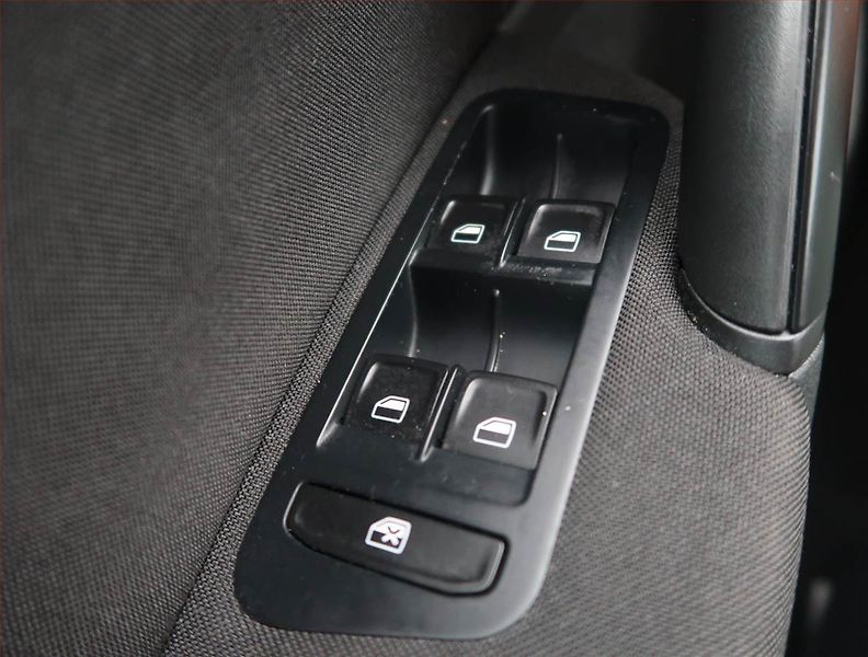 Volkswagen Golf (2014) 1.6 TDI, Serv.kniha, Navi - fotka 13 z 13