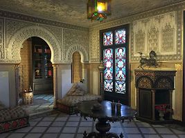 Zrenovovaný maurský salón.
