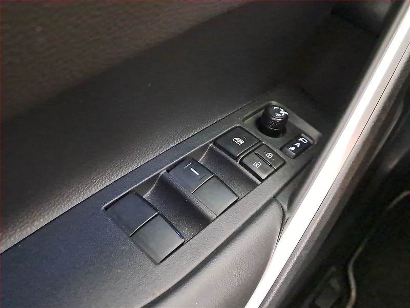 Toyota Corolla Cross (2025) 1.8 Hybrid - fotka 17 z 18