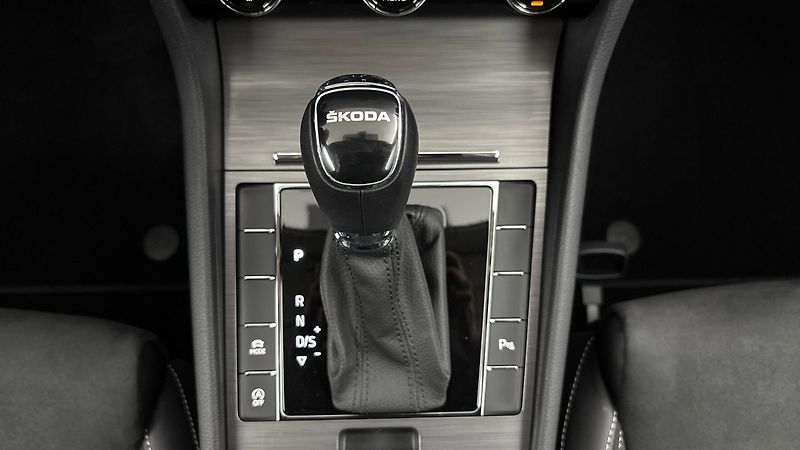 Škoda Superb 2.0 TDI DSG Style Combi - fotka 23 z 27