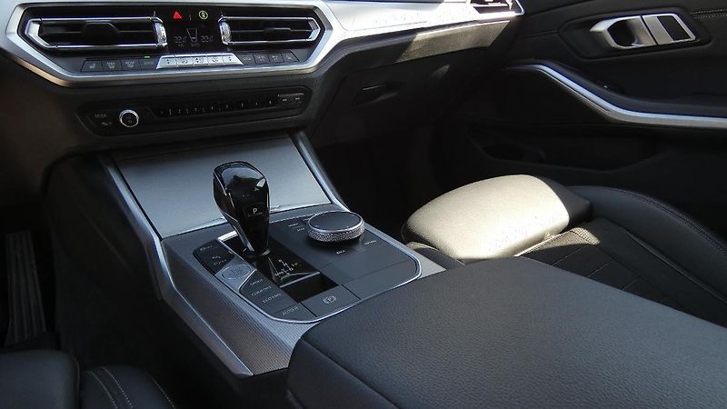 BMW Řada 3 318d Touring - fotka 6 z 22