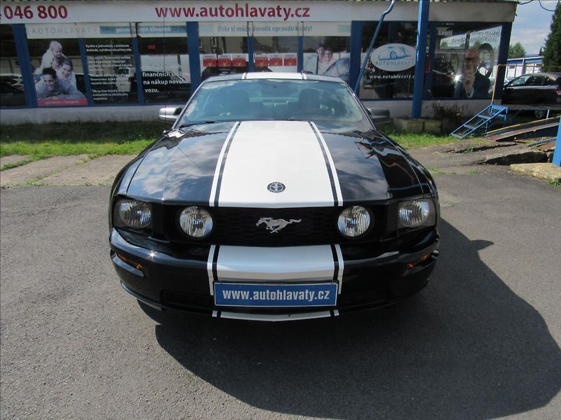 Ford Mustang 4,6 L V8 GT 224kW - fotka 2 z 29