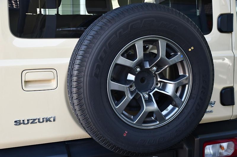 Suzuki Jimny 1,5 GLX AUTOMAT  - fotka 34 z 36