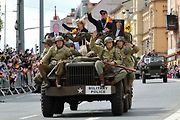 Plzní projel Konvoj svobody. Stovky kusů historické vojenské techniky v neděli projely z Bor do centra města. Ulice lemovaly tisíce diváků