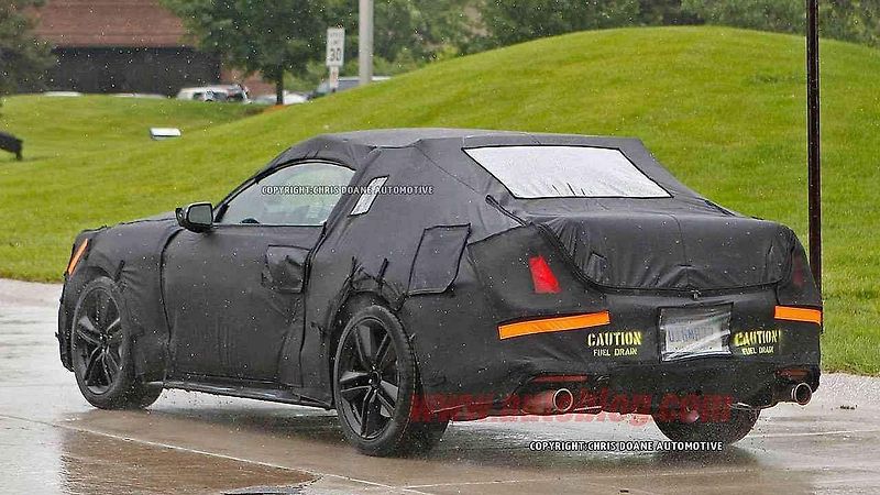 Testovací mula pro SUV Rolls-Royce Cullinan.