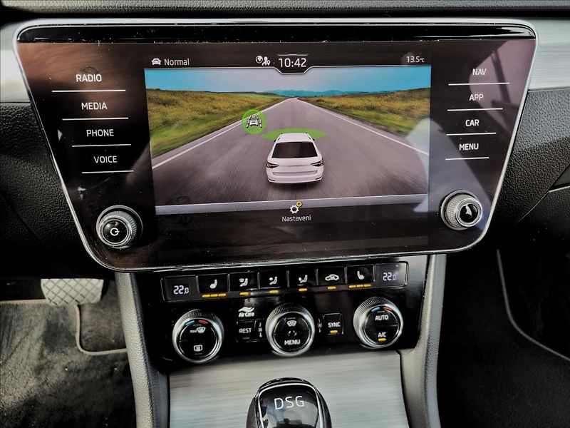 Škoda Superb 1,4 TSI,PHEV,DSG,LED,NAVI,VÝHŘ - fotka 25 z 47