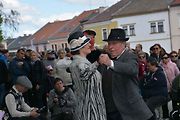 Automobiloví a motocykloví veteráni se vydali v neděli na tradiční jízdu Ze zámku na hrad. Start byl na Horním náměstí v Přerově, kde si lidé užili bohatý program.