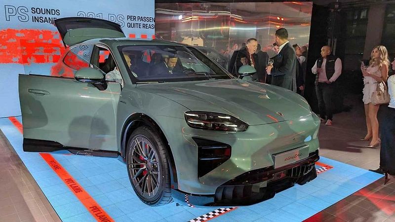 Nové Porsche Cayenne v nového showroomu značky v Praze-Ořechu.