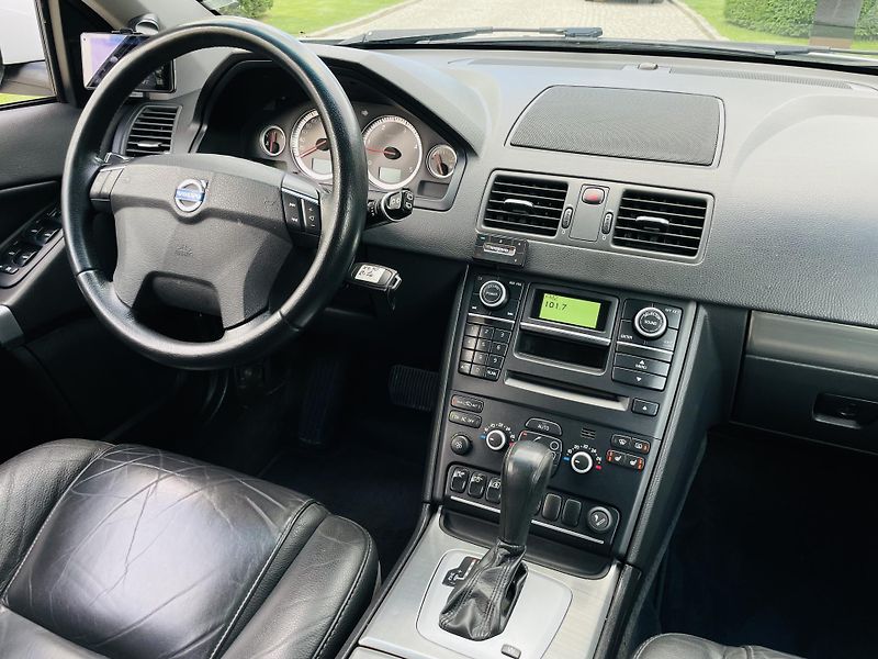 Volvo XC90 2.4D5 4x4 AUT VÝHŘEV SENZORY - fotka 24 z 44