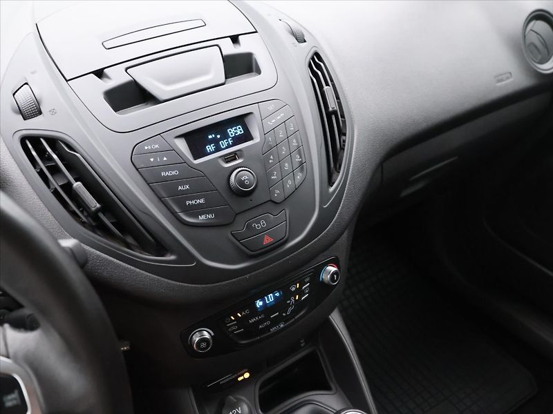 Ford Tourneo Courier 1,0 EB 74kW Titanium CZ 1.Maj. - fotka 21 z 34