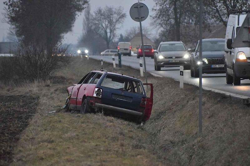 Vrak osobního auta je v příkopě u silnice 611 už od konce loňského září.