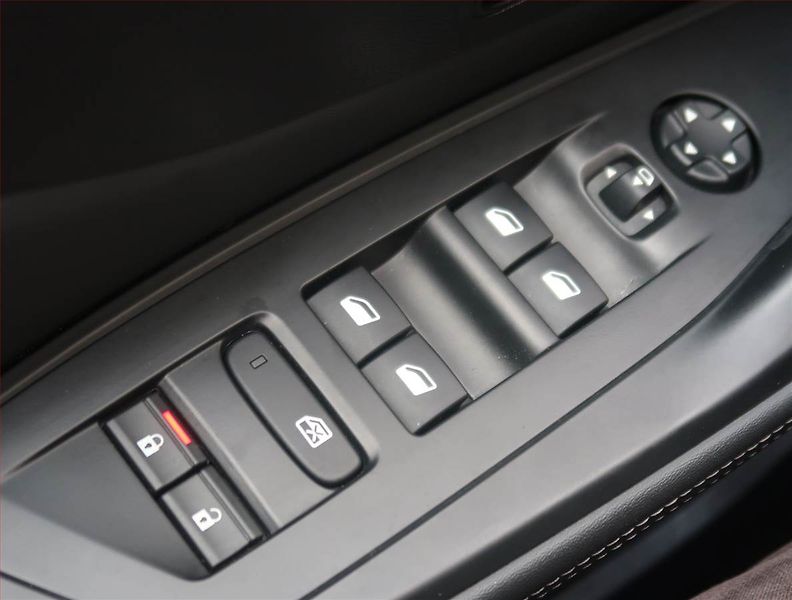 Peugeot 308 (2022) Allure 1.2 PureTech - fotka 19 z 19
