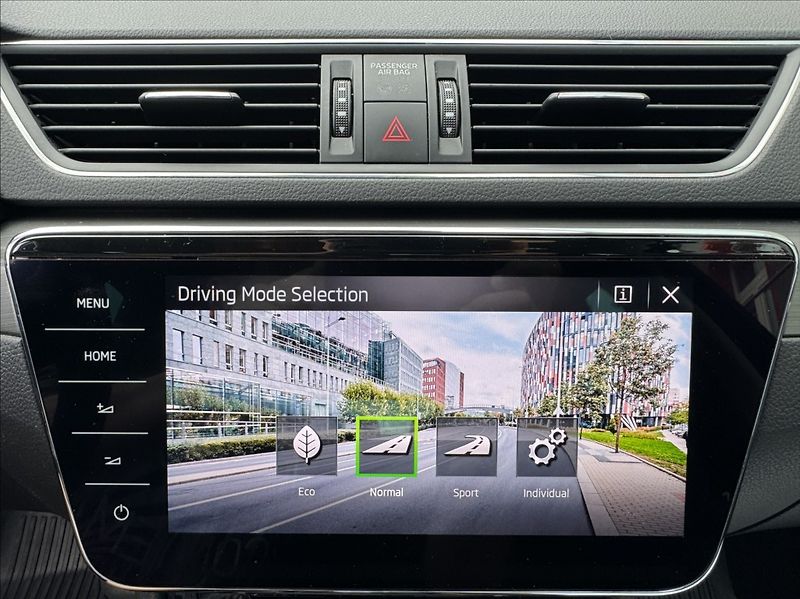 Škoda Superb 2,0 TDI DSG STYLE DPH 1.maj ČR - fotka 45 z 50