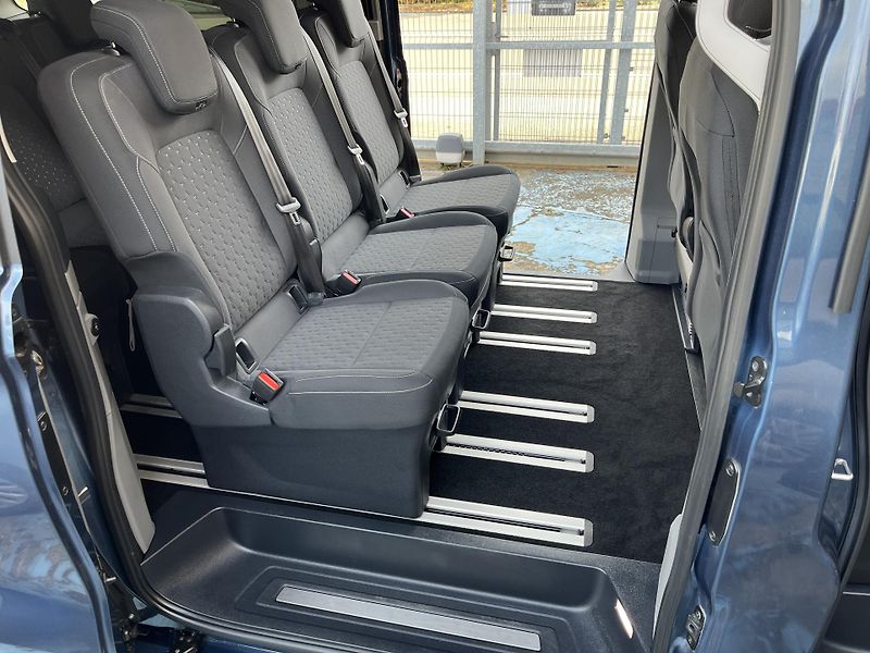 Ford Tourneo Custom (2024) L2*TITANIUM*2xŠOUPKY*8m*KAMERA - fotka 15 z 37