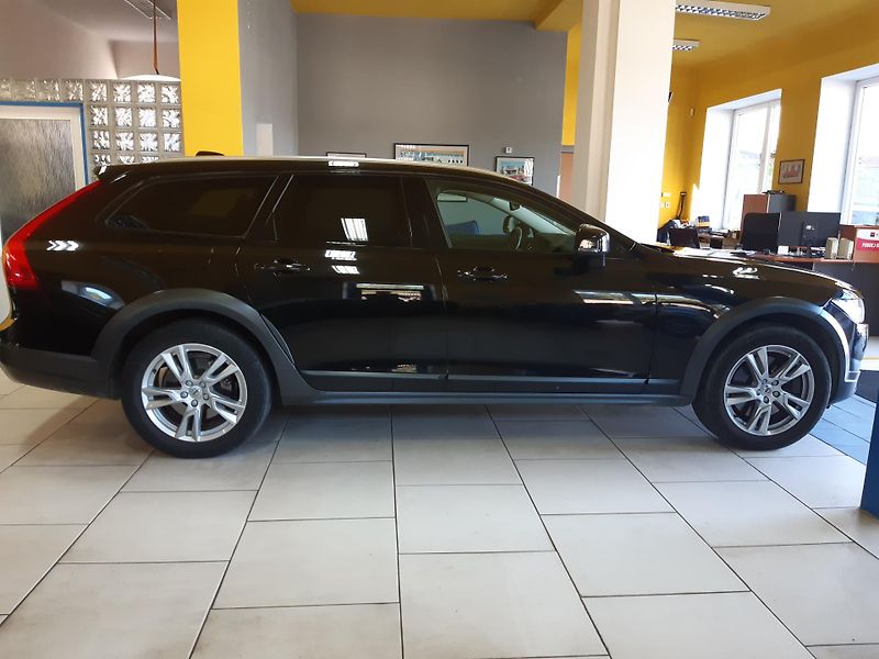 Volvo V90 2,0 d CROSSCOUNTRY 4x4 - fotka 7 z 22