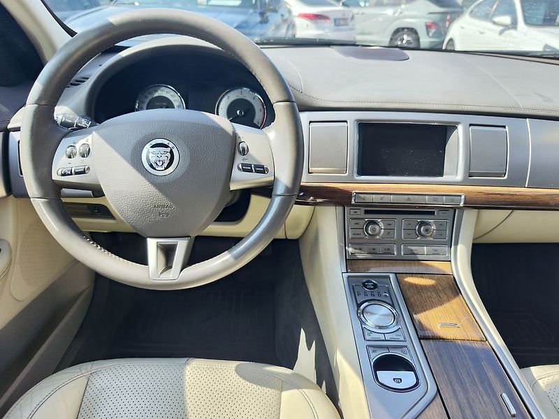 Jaguar XF 3.0/202kW V6 - fotka 13 z 31