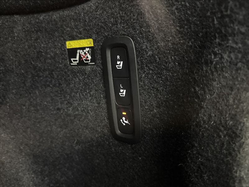 Volvo XC40 2,0 D3 AUTOMAT VÝHŘEV TAŽNÉ - fotka 39 z 41