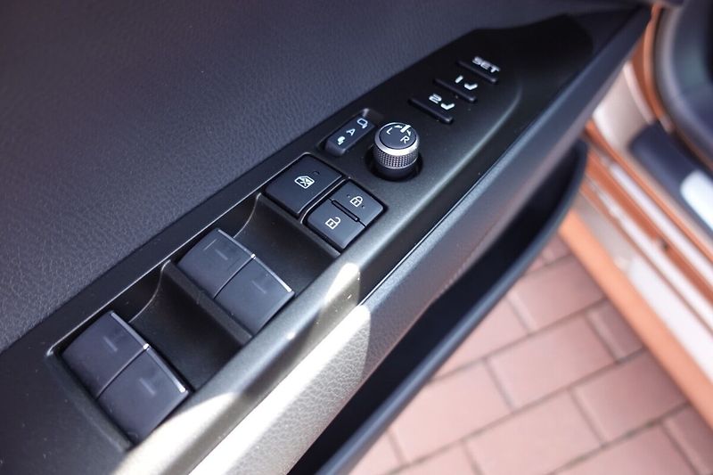 Toyota Camry 2,5 HEV Executive - fotka 10 z 35