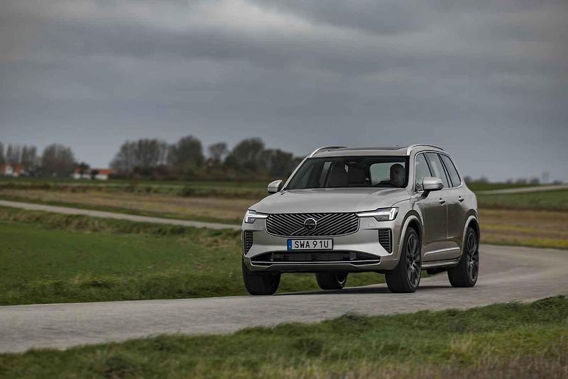 Jitka Čvančarová vozí svou dcerku v Porsche Cayenne.