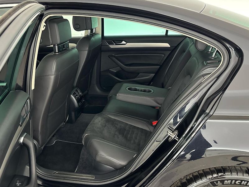 Volkswagen Passat R-Line DSG - fotka 8 z 32
