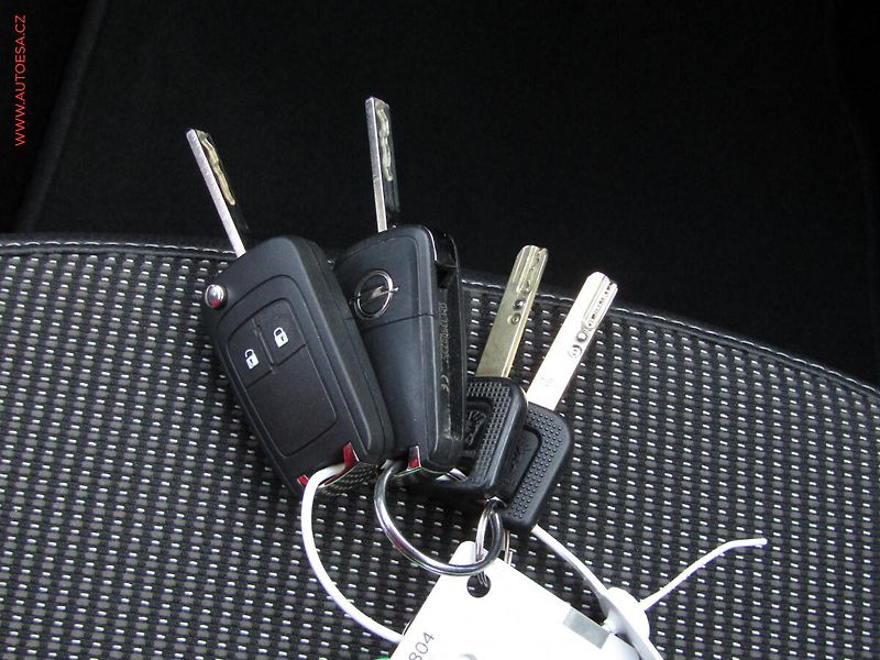 Opel Astra (2010) 1.4i, 2.maj,ČR, AC, navi - fotka 16 z 17
