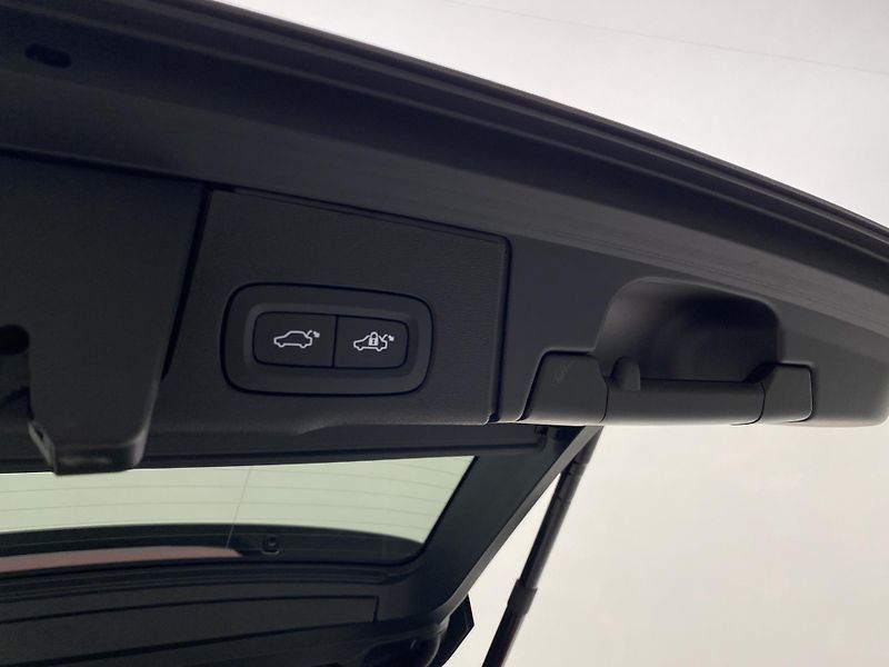 Volvo XC60 B5 AWD DARK PLUS REZERVACE - fotka 33 z 57