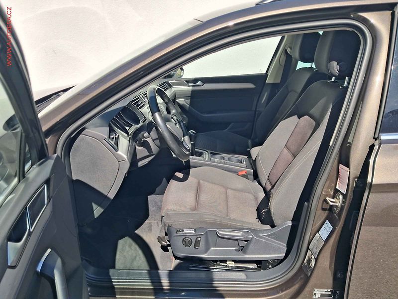 Volkswagen Passat (2015) 2.0 TDi, 1.maj, AC, temp - fotka 9 z 19