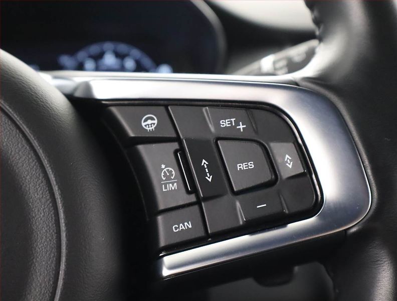 Jaguar E-Pace (2019) P300 AWD - fotka 19 z 26