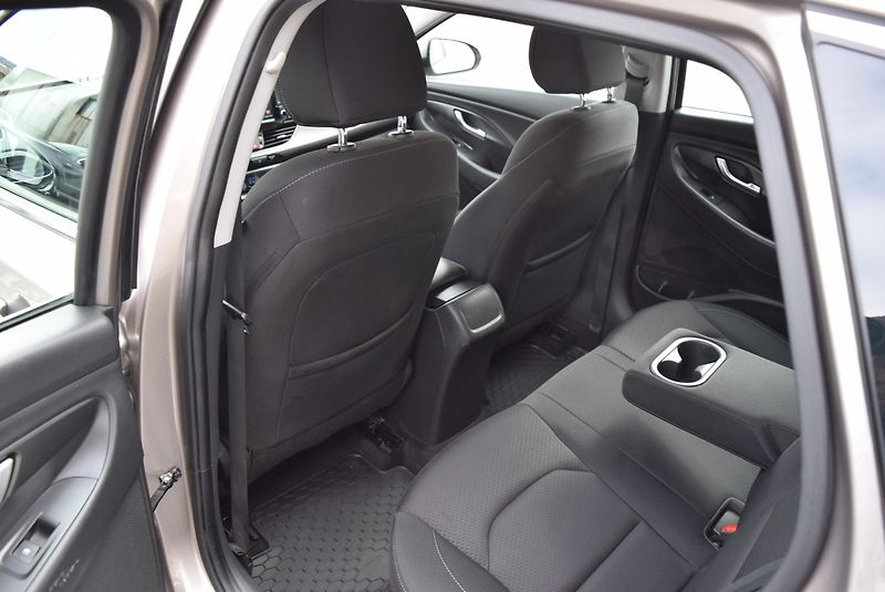 Hyundai i30 (2021) 1.6CRDi 85kw STYLE 7°AUTOMAT - fotka 16 z 49