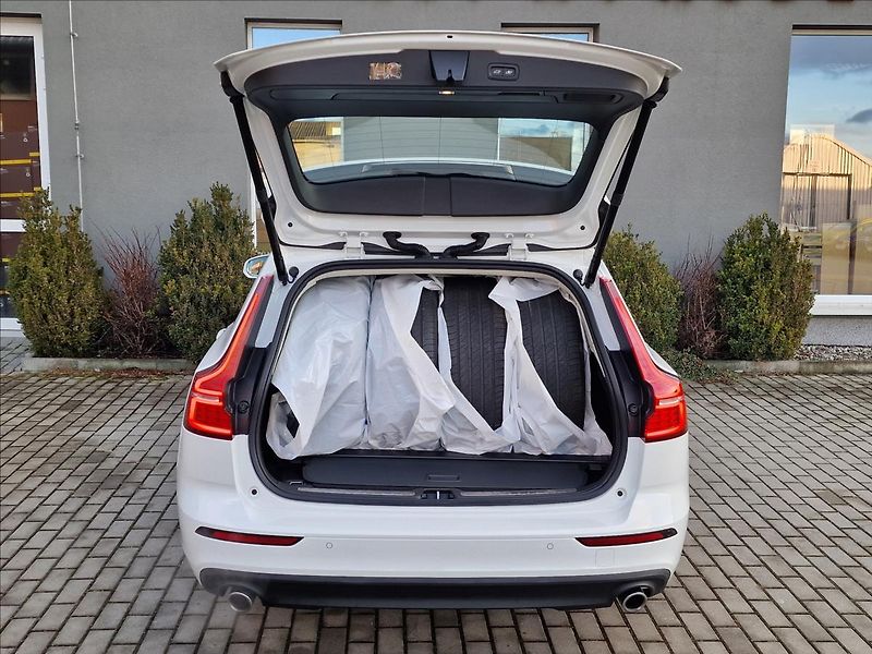 Volvo V60 B4 FWD Momentum Pro,ČR,1.Maj. - fotka 39 z 50