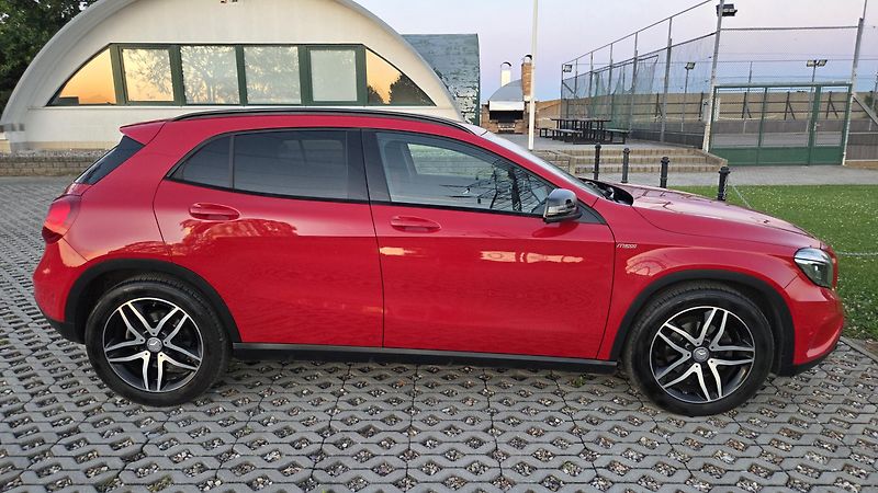Mercedes-Benz GLA (2015)  220d 7G-DCT 4MATIC AMG Styl - fotka 4 z 31