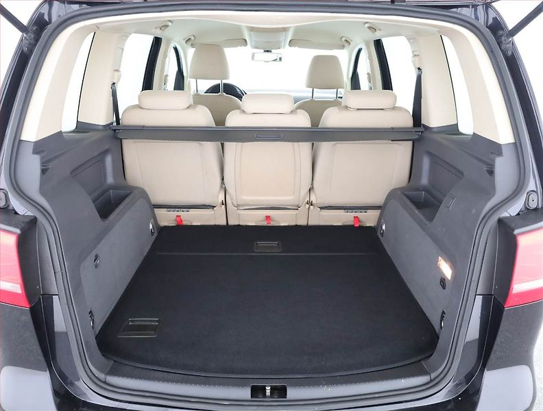 Volkswagen Touran (2011) 2.0 TDI, Automat, Xenony - fotka 18 z 18