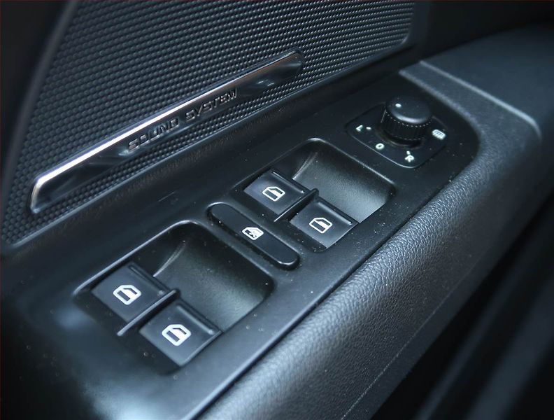 Škoda Superb (2014) Elegance 2.0 TDI, 4X4 - fotka 16 z 22