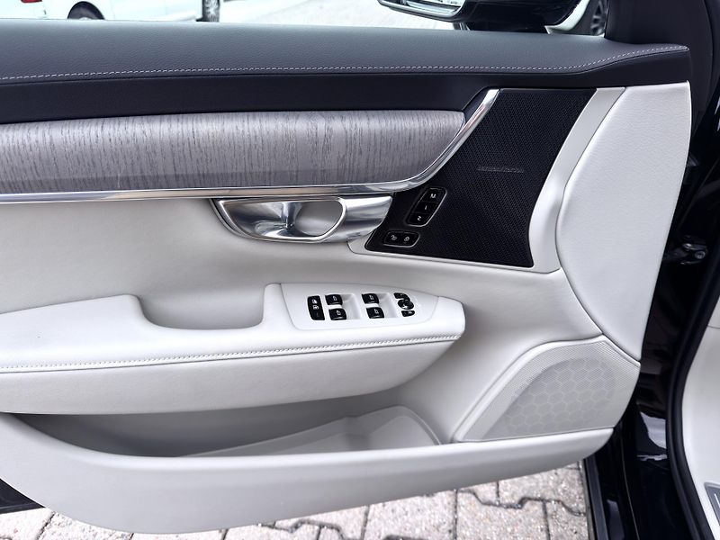 Volvo V90 T8 AWD ULTRA *VZDUCH* + kola - fotka 13 z 60