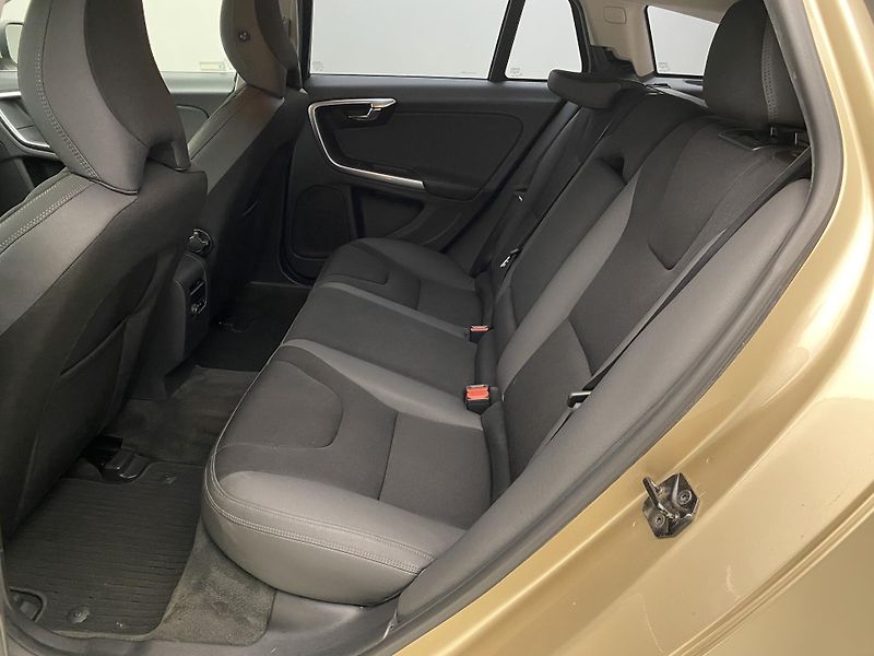 Volvo V60 D5 MOMENTUM REZERVACE - fotka 5 z 43