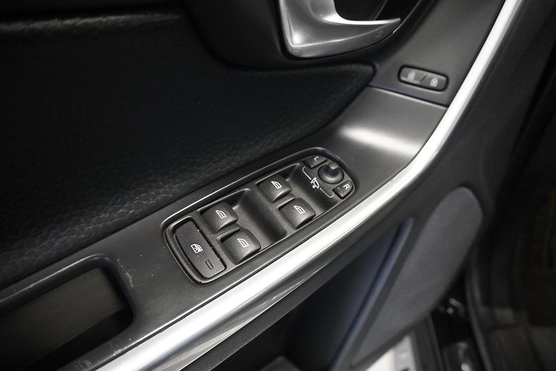 Volvo XC60 2,4 D5 AWD AUTOMAT - fotka 13 z 38