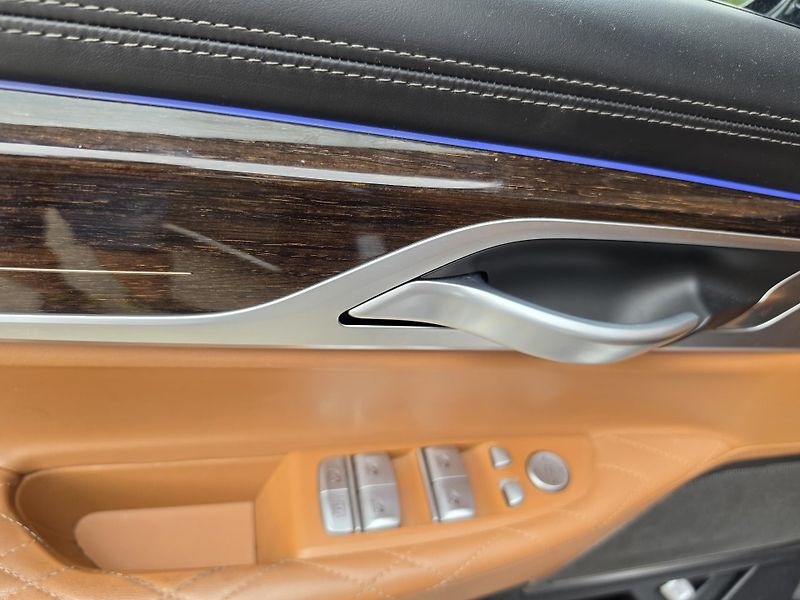 BMW Řada 7 (2020) 740d xDrive Sedan - fotka 17 z 30
