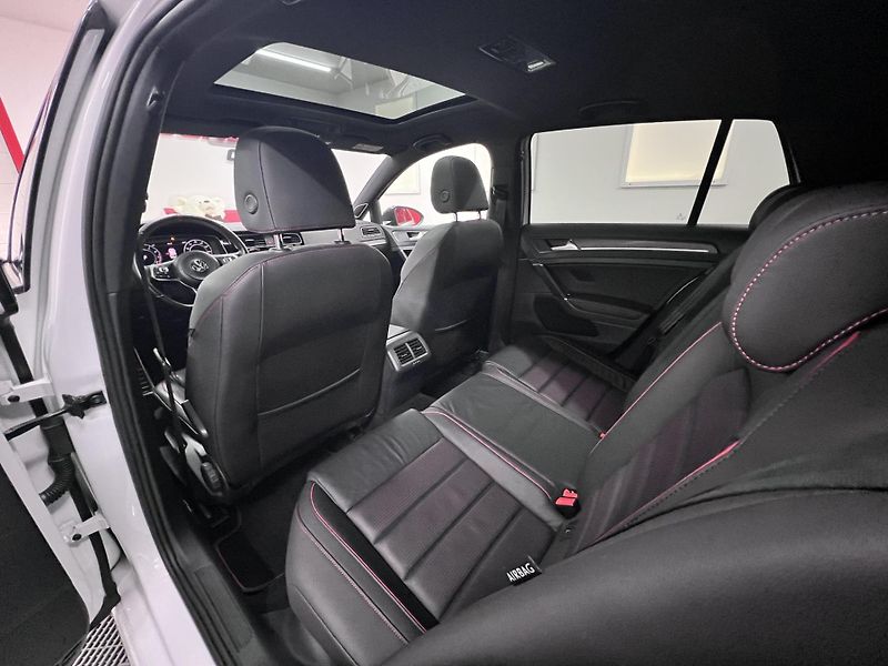 Volkswagen Golf GTI TCR, 2.0 TSI 213 kW - fotka 18 z 46