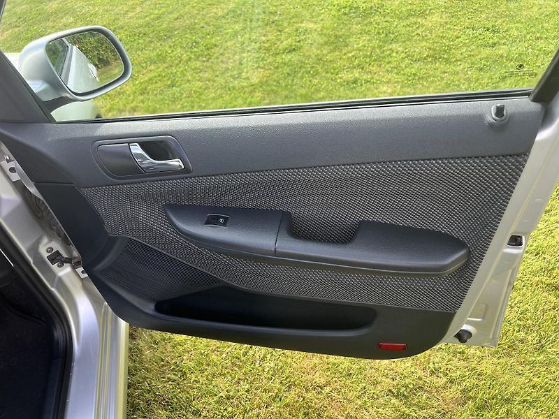 Škoda Fabia 1.4 59KW,TZ,KLIMA,TEMPOMAT,ESP - fotka 22 z 45