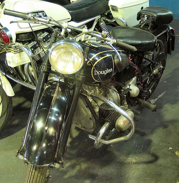Motocykl Douglas W z roku 1917 byl k vidění na letošním, již 8. srazu historických vozidel v Litvínově na Loučkách.