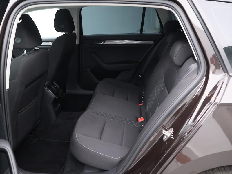 Škoda Superb 1,6 TDI 88kW Aut.klima Tažné - fotka 14 z 19
