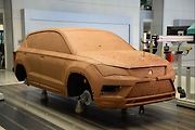 Model automobilu z hlíny.