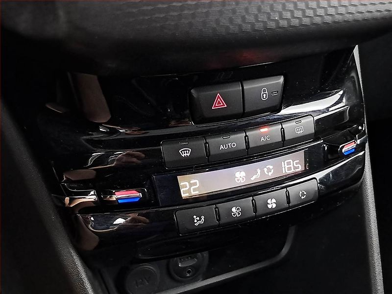Peugeot 2008 (2017) 1.2 PureTech, Serv.kniha - fotka 15 z 18