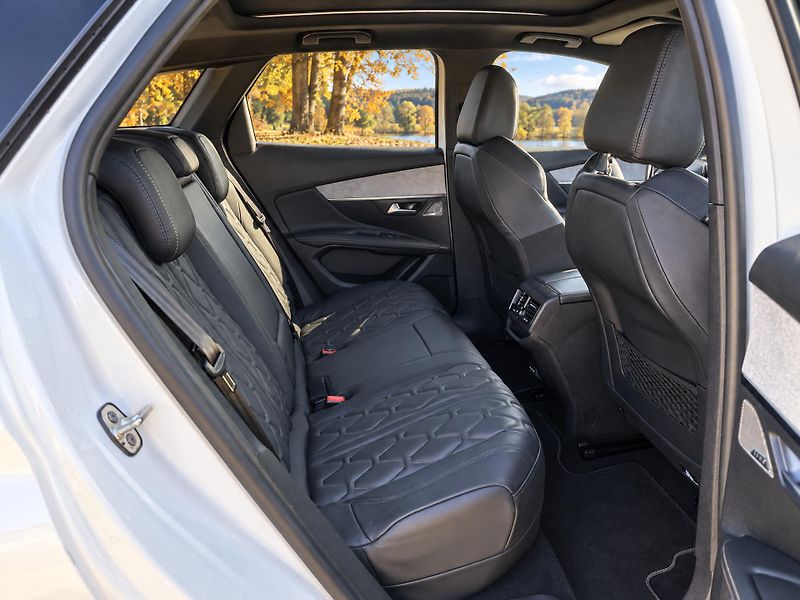 Peugeot 3008 GT 1,6 PureTech 133kW Automat - fotka 12 z 32
