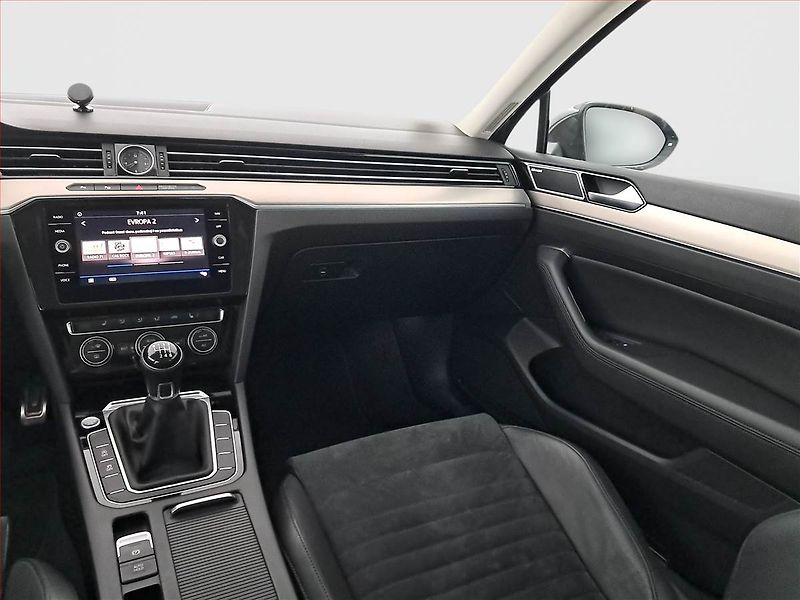 Volkswagen Passat (2017) Highline 2.0 TDI, Serv.kniha - fotka 8 z 19