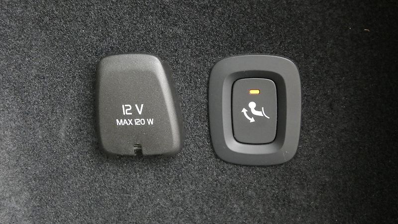 Volvo V60 B4 benzin Plus Dark DCT - fotka 22 z 24